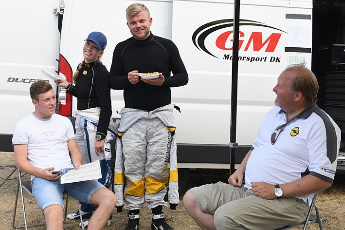 Carina Møller og Marco Gersager i en pause undervejs i løbet, da der blev tid til lidt frokost og hyggesnak, mens servicefolkene gjorde bilen klar til næste etape
(Foto: MD/autoMOTIV - specialpress@gmail.com)